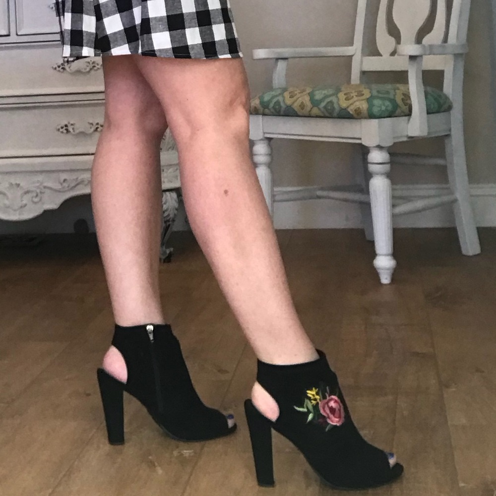 ☕️Black Floral Bootie 🌟 - Picture 3 of 7